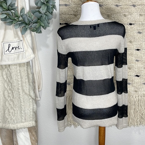 🌺gap black and creme striped sweater size S - Picture 3 of 5